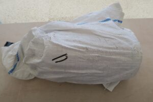 首里城赤瓦の入った袋を撮影した写真