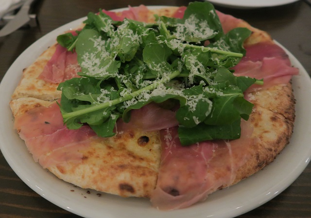 PIZZERIA　ONDAのプロシュートとルッコラのピザを撮影した写真