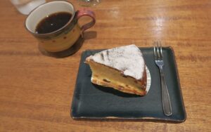 「トックリキワタ珈琲店」のホットコーヒーとフルーツケーキを撮影した写真