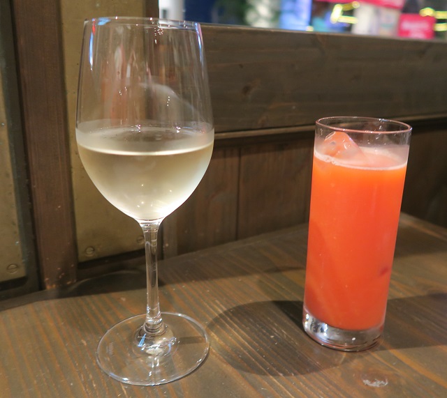 PIZZERIA　ONDAの白ワインとカンパリブラッドオレンジを撮影した写真