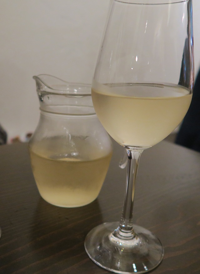 PIZZERIA　ONDAの白ワインのデカンタを撮影した写真