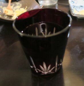 お酒と茶漬けの「空空」のグラスを撮影した写真
