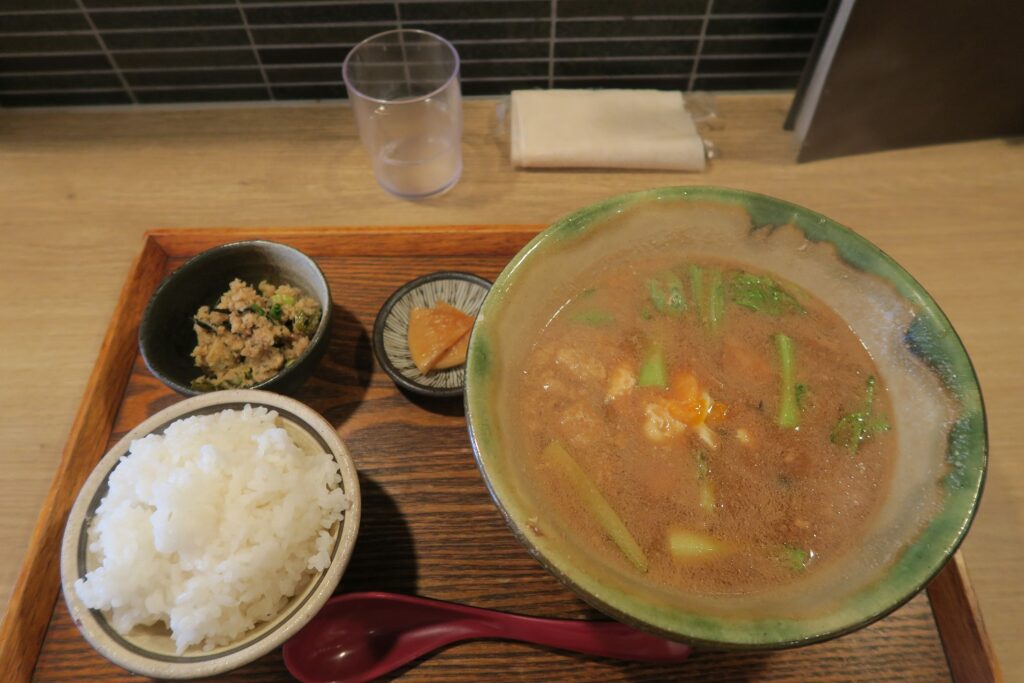 味噌めしやまるたまのみそ汁定食を撮影した写真