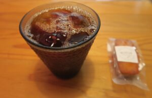 TAMAGUSUKU COFFEEのアイスコーヒーとフィナンシェを撮影した写真