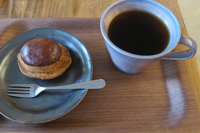 南谷茶房のハスクケーキとホットコーヒーを撮影した写真