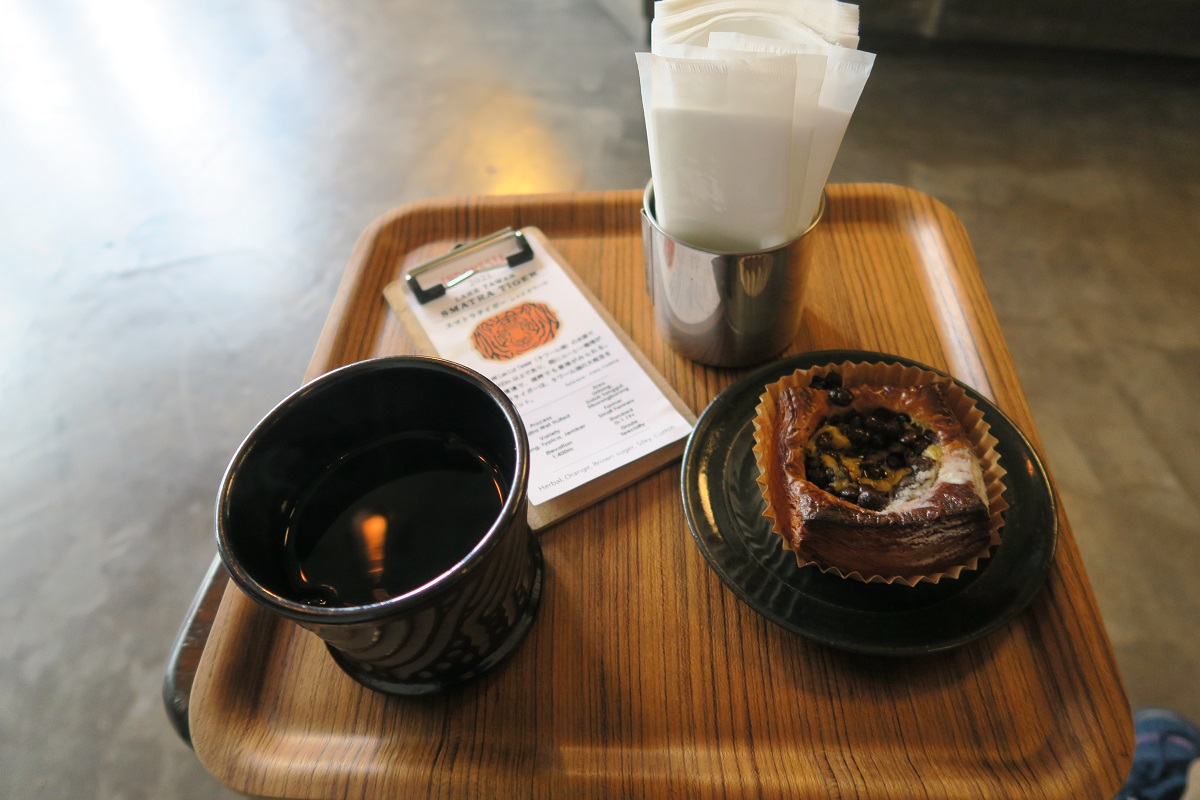 rokkan　COFFEE　CREATORSのホットコーヒーとチョコチップデニッシュを撮影した写真