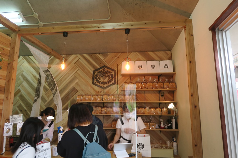 王朝食パン識名園の店内の様子を撮影した写真
