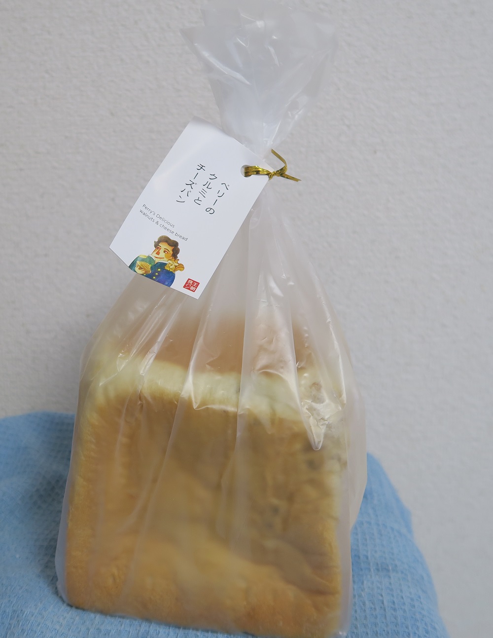 王朝食パン識名園のペリーのクルミとチーズパンを撮影した写真