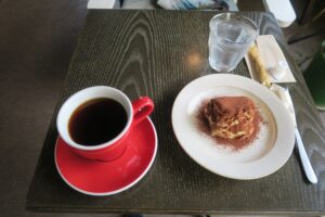 T&M COFFEEのコーヒーとティラミスを撮影した写真