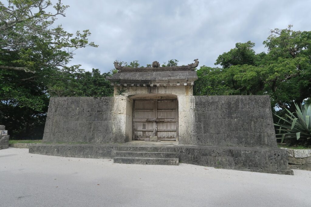 園比屋武御嶽石門（そのひゃんうたきいしもん）を撮影した写真
