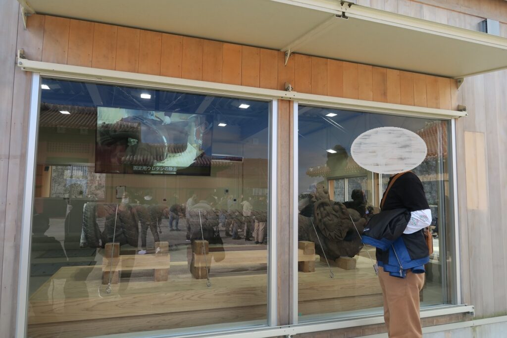 龍柱のプレハブを撮影した写真