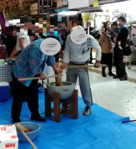 牧志公設市場周辺で開催されたお餅つきの様子を撮影した写真