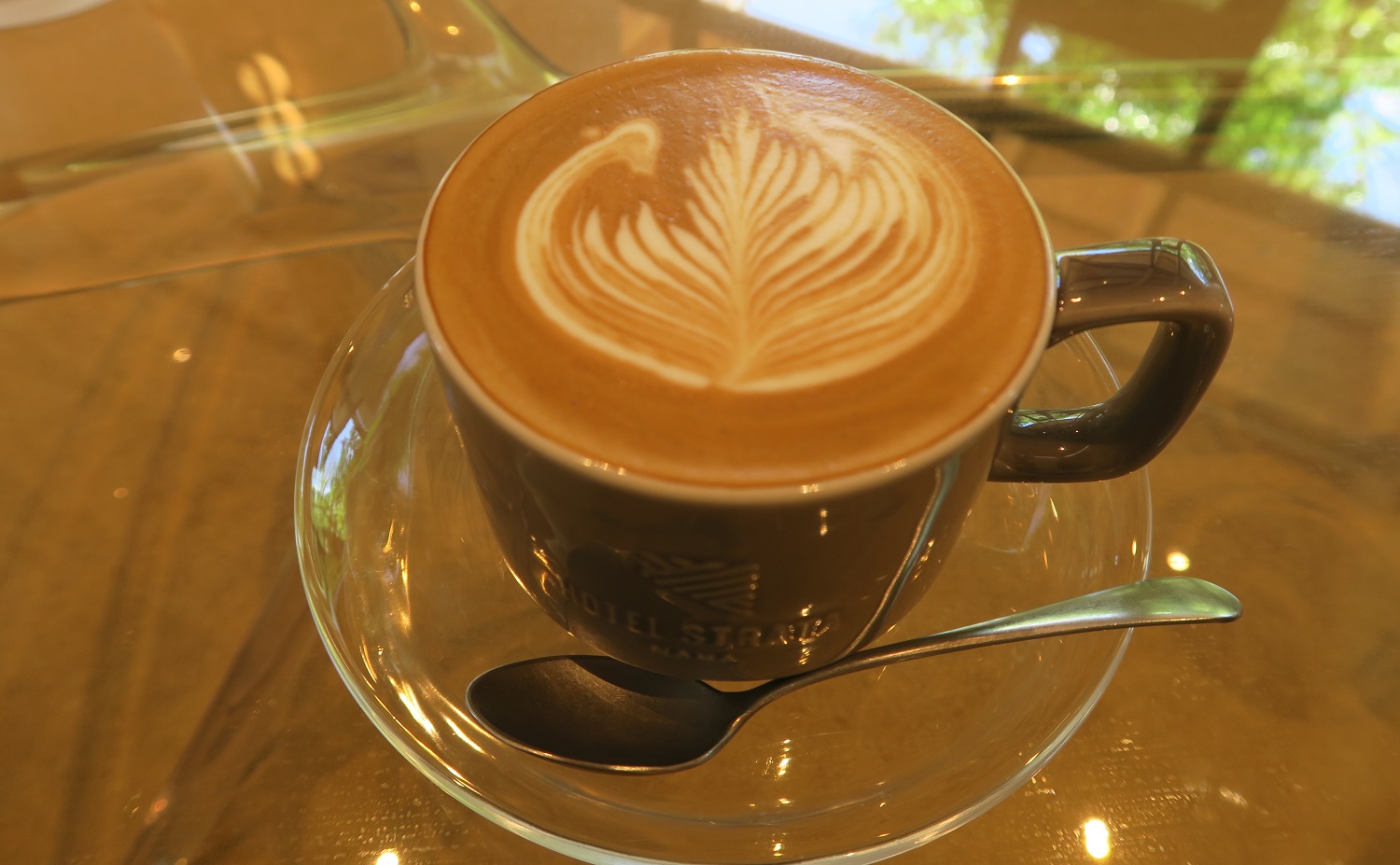 「カフェ ストレータ」のカフェラテを撮影した写真
