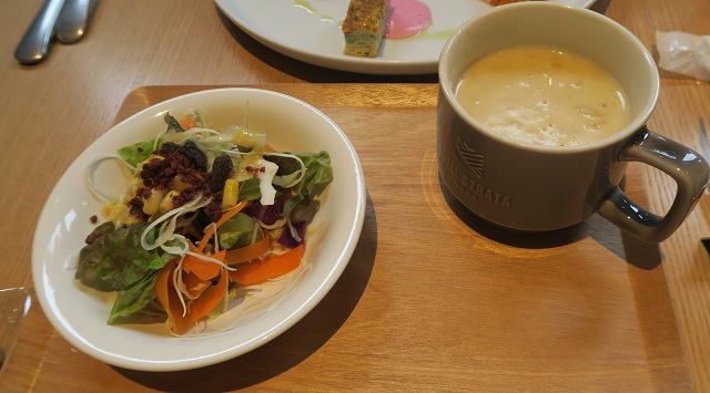 カフェストレータのランチのサラダとスープを撮影した写真