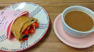 クレーポのイチゴ・チョコ・カスタードのクレープとホットコーヒーを撮影した写真