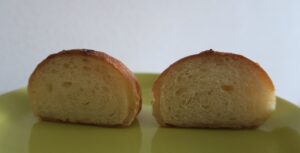 いまいパンの塩パンの断面を撮影した写真
