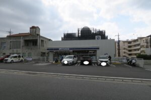 「天久ちゅらまち公園」近くのローソンを撮影した写真