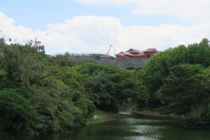 龍潭から首里城を望んだ様子を撮影した写真