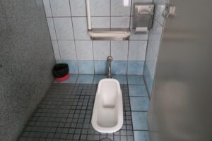 パレット市民トイレの女性用和式トイレを撮影した写真