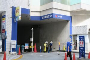 パレットくもじの駐車場入り口を撮影した写真