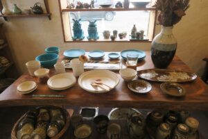 壺屋やちむん通りのチャタロウのディスプレイを撮影した写真