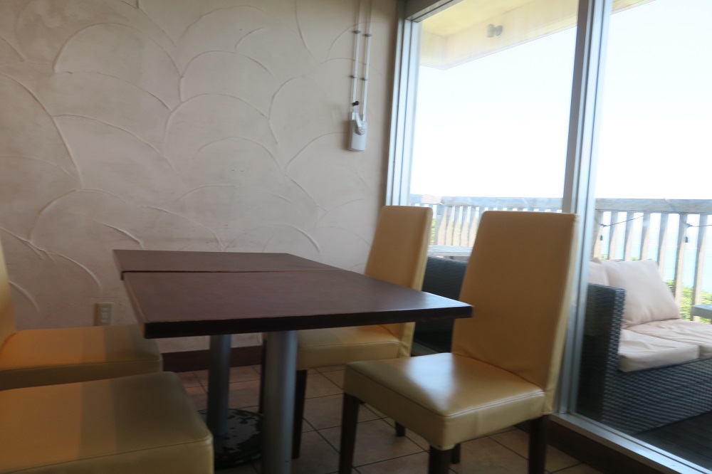 「Cafeやぶさち」のテーブル席を撮影した写真