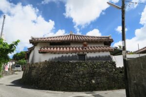 新垣家の外観を撮影した写真