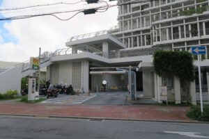 那覇市役所の駐車場を撮影した写真