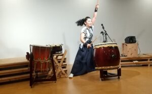 大きい太鼓を演奏する春菜さんを撮影した写真