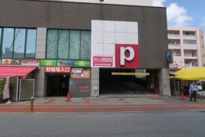 「舞天（ぶーてん）」の立体駐車場の入り口を撮影した写真