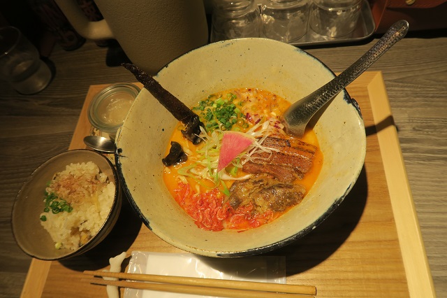 貝出汁沖縄そば キセキ.の濃厚海老そばMixセットを撮影した写真
