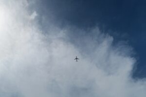 美らSUNビーチから見た飛行機を撮影した写真