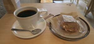 山田珈琲のホットコーヒーとクッキーを撮影した写真