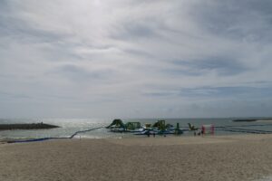 美らSUNビーチの海上アスレチックを撮影した写真