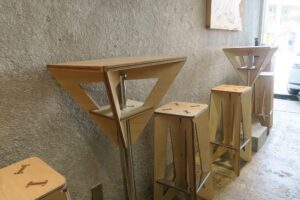山田珈琲の店内のテーブルとイスを撮影した写真