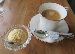 Kei’sのチーズアイスとホットコーヒーを撮影した写真