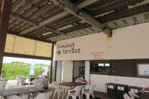 ナガンヌ島の港近くのパーラーを撮影した写真