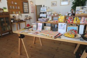 海猫商店の商品ディスプレイを撮影した写真