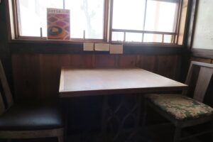 あめいろ食堂のテーブル席を撮影した写真