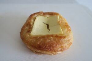 パン・ド・マインのクリームチーズとはちみつのデニッシュを撮影した写真