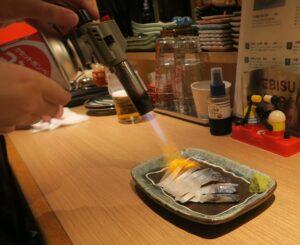 久茂地日本酒エビスのシメ鯖の炙りを撮影した写真