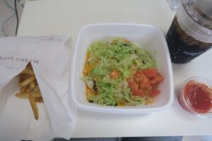 RuLer's TACORiCEのチーズタコライスとポテトとコーラを撮影した写真