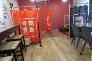 肉や食堂inへんざの店内の様子を撮影した写真