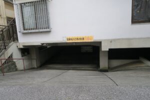 斎華房の駐車場入り口を撮影した写真