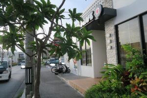 モスバーガー真嘉比店前のサガリバナを撮影した写真