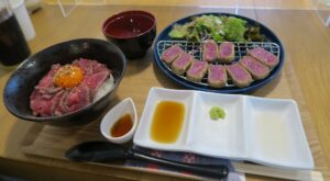 肉や食堂inへんざの赤身牛カツとまぶし重を撮影した写真