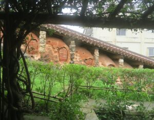 ぬちがふうの窓から登り窯を臨む様子を撮影した写真