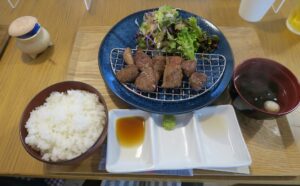 肉や食堂inへんざのすごいサイコロステーキを撮影した写真