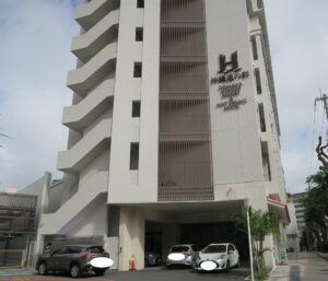 沖縄逸の彩ホテルの外観を撮影した写真
