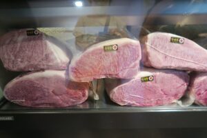 肉や食堂inへんざのショーケースの宮崎牛を撮影した写真